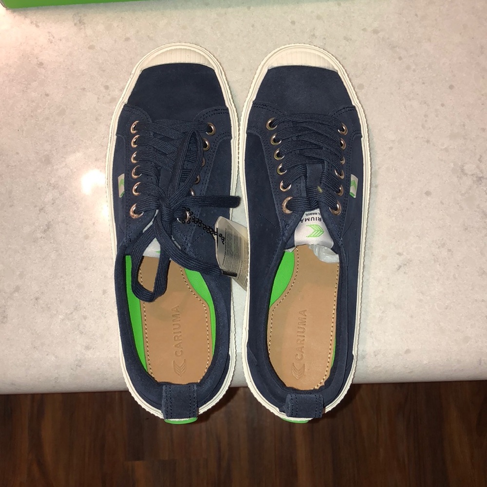 BNWT Cariuma Oca low shoe in navy suede size 9